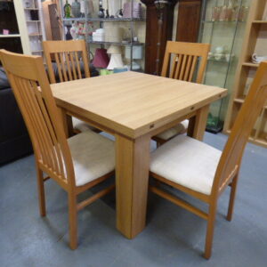 Extendable Table & 4 Chairs